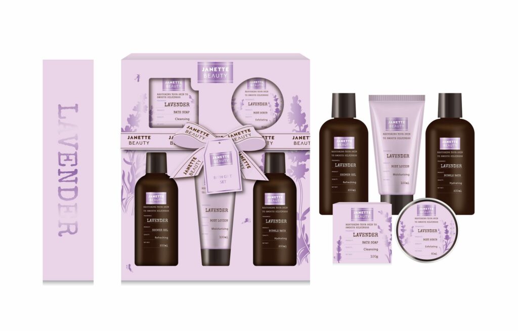 Dárkový set LEVANDULE přináší pět oblíbených produktů s uklidňující vůní levandule. Sprchový gel a pěna se postarají o svěžest při koupeli, tělové mléko hydratuje, peeling jemně regeneruje a mýdlo dodá pokožce čistotu a hebkost. Díky levanduli má sada také relaxační a aromaterapeutický účinek, který ocení každý, kdo si chce dopřát chvíle odpočinku. Perfektní dárek k narozeninám, Vánocům i pro každodenní potěšení.