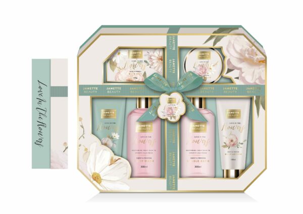 Květinový set FLOWER nabízí šest oblíbených kosmetických produktů s jemnou květinovou vůní. Sprchový gel a pěna do koupele osvěžují a čistí, tělové mléko a peeling pečují o pokožku, krém na ruce zvláčňuje a chrání a koupelová sůl dodává relaxační prvek. Sada je vhodná jako krásný dárek k narozeninám, Vánocům i pro běžnou péči, která potěší svou romantickou atmosférou.