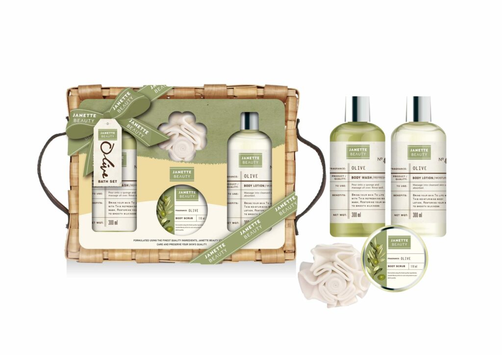 Dárkový balíček OLIVA spojuje čtyři kosmetické produkty s olivovým olejem. Sprchový gel a tělové mléko tvoří základní péči o pokožku, peeling ji jemně vyhlazuje a houbička usnadňuje mytí i jemnou exfoliaci. Elegantní balení a přírodní složení dělají z tohoto balíčku vhodný dárek pro ženy i muže.