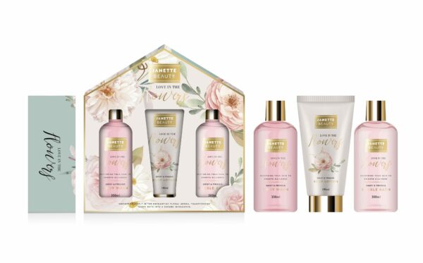 Květinový set FLOWER nabízí tři oblíbené produkty, které se postarají o každodenní péči a relaxaci. Sprchový gel osvěžuje pokožku, pěna do koupele promění koupel v aromaterapeutický zážitek a tělové mléko dodá hydrataci a jemnost. Květinová vůně dodává celé sadě romantický nádech, takže se skvěle hodí jako dárkový set k narozeninám, Vánocům i pro běžné potěšení.