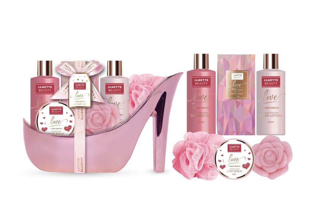 Kosmetická sada LOVE – cherry parfume v dekorativní dóze je dokonalou kombinací péče a romantiky. Sprchový gel a tělové mléko hydratují pokožku, peeling ji vyhlazuje, koupelová sůl a mýdlo dodají svěžest a relaxaci, zatímco houbička zpestří koupelový rituál. To vše je zabaleno v elegantní dekorativní dóze, díky níž se sada stává luxusním dárkem. Sladká třešňová vůně z kolekce LOVE navodí atmosféru romantiky a uvolnění.
