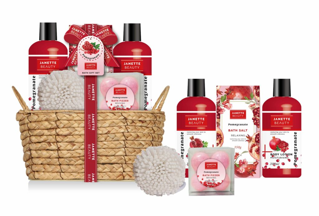 Kosmetická sada s granátovým jablkem v proutěném košíku je ideální volbou pro ženy, které milují relaxaci a krásné koupelové doplňky. Sprchový gel a tělové mléko hydratují pokožku, koupelová sůl a šumivé koule dodají koupeli zábavu i uvolnění a EVA houbička podtrhne kompletní péči. Proutěný košík se stane praktickým doplňkem domácnosti, který využijete i po spotřebování kosmetiky. Sladká ovocná vůně granátového jablka z této sady dělá perfektní dárek k narozeninám, Vánocům i jiným příležitostem.