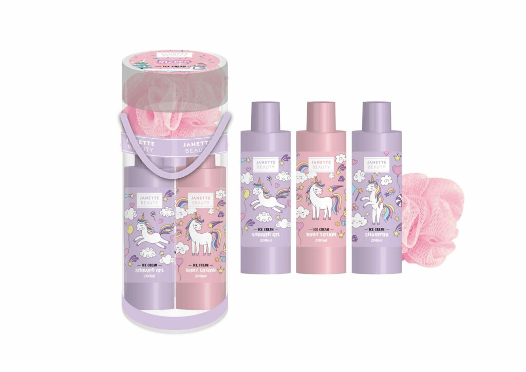 Kosmetická dětská sada Janette Beauty s vůní zmrzliny nabízí praktickou péči pro vlasy i pokožku. Sprchový gel a šampon jsou šetrné k dětské pokožce a vlasům, tělové mléko dodává potřebnou hydrataci a koupelová houbička zpestří každou koupel. Sladká zmrzlinová vůně vnese do koupelny radost a hravost, kterou děti milují. Tato kolekce je skvělým dárkem pro malé princezny i chlapce a potěší svou praktičností i atraktivním balením.