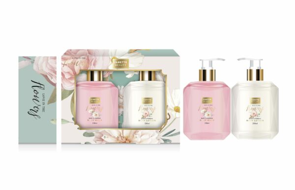Květinový set FLOWER přináší základní péči o pokožku v podobě sprchového gelu a tělového mléka. Díky květinové vůni navozuje pocit elegance a pohody, zatímco praktické balení ve větším objemu zajišťuje dlouhodobé používání. Ideální jako menší dárková sada pro ženy i muže.