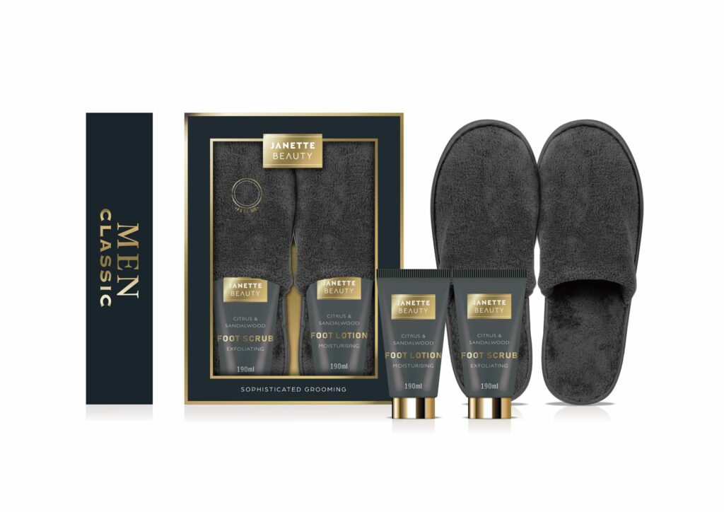 Luxusní pánská kosmetika pro péči o nohy. Peeling šetrně čistí a revitalizuje chodidla, krém je zanechává jemná, hydratovaná a zdravá. Pantofle dodávají celé sadě praktický prvek, který ocení každý muž. Tento set je ideální nejen pro každodenní péči, ale i jako elegantní dárek s wellness nádechem.