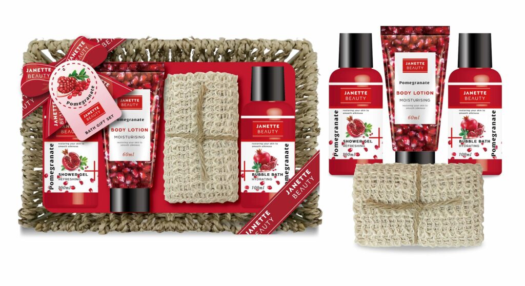 Kosmetická sada s granátovým jablkem nabízí dokonalou kombinaci čisticí, hydratační a relaxační péče. Sprchový gel a pěna do koupele provoní pokožku sladkou ovocnou vůní, tělové mléko ji zjemní a sisalový ručník podpoří regeneraci a prokrvení. Tato dárková kolekce je ideální volbou pro každého, kdo hledá praktický a přitom luxusní dárek s originálním balením. Granátové jablko dodává celé sadě jedinečný charakter a energizující efekt.