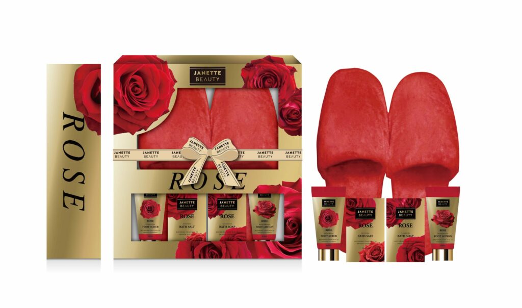 Luxusní dárkový set RŮŽE je pětídílná sada zaměřená na péči o nohy a relaxaci. Spojuje peeling a krém pro dokonale jemná chodidla s koupelovou solí a mýdlem, které provoní celý rituál růžovou vůní. Pantofle doplňují set o praktický a stylový prvek. Tento dárek potěší každou ženu, která má ráda romantické vůně a wellness péči.