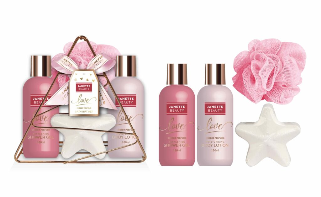 Kosmetická kolekce LOVE – cherry parfume je sváteční dárkový set, který spojuje péči o pokožku s hravými a romantickými prvky. Sprchový gel a tělové mléko zajistí jemnost a hydrataci pokožky, šumivá hvězda přinese radost do koupele a houbička doplní kompletní péči. Vánoční dekorace z této kolekce dělá krásný vánoční dárek s originálním designem i jedinečnou třešňovou parfémovou vůní.