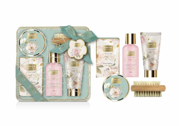 Květinový set FLOWER nabízí šest produktů, které přinášejí komplexní péči i krásné dárkové provedení. Sprchový gel a mýdlo čistí pokožku, tělové mléko a peeling se starají o její hydrataci a hebkost, kartáč podporuje masáž a kovová krabička dodává celé sadě elegantní vzhled. Květinová vůně přináší jemnost a romantiku, díky čemuž je tato kolekce ideálním tipem na originální dárek.