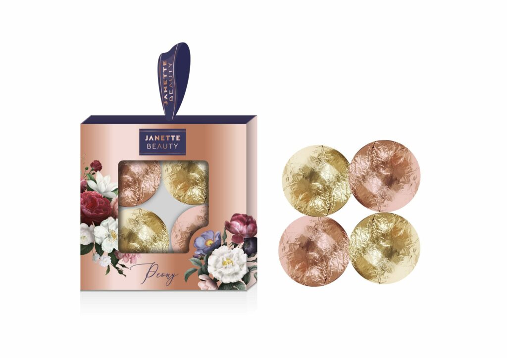 Ideální dárek PIVOŇKA obsahuje čtyři šumivé bomby do koupele, které spojují aromaterapii s jemnou péčí o pokožku. Díky romantické vůni pivoňky působí koupel uklidňujícím dojmem a navozuje pocit luxusu. Sada je perfektním tipem na menší, ale velmi elegantní dárek.