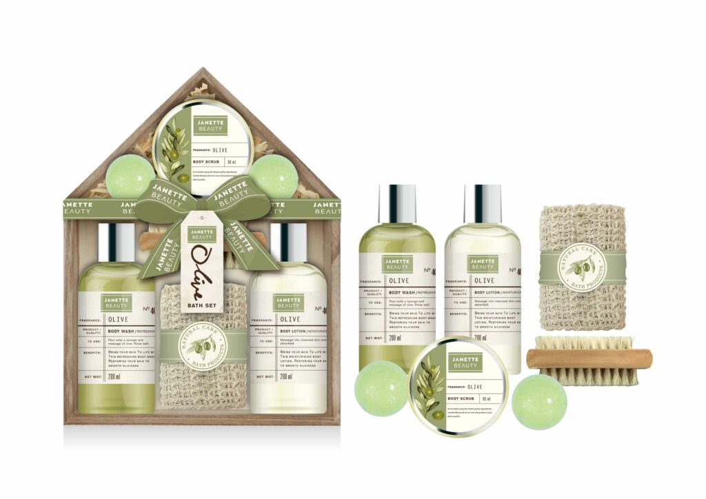 Dárkový balíček OLIVA nabízí sedmidílnou sadu kosmetiky a doplňků s olivovým olejem. Sprchový gel, mléko a peeling pečují o pokožku, koule do koupele ji rozmazlí během relaxace, kartáč a sisalová žínka podpoří masáž i exfoliaci a dřevěný dekorativní box dodává celé kolekci luxusní vzhled. Díky olivovým výtažkům má sada regenerační a hydratační účinky, což z ní činí skvělý dárek pro ženy i muže.