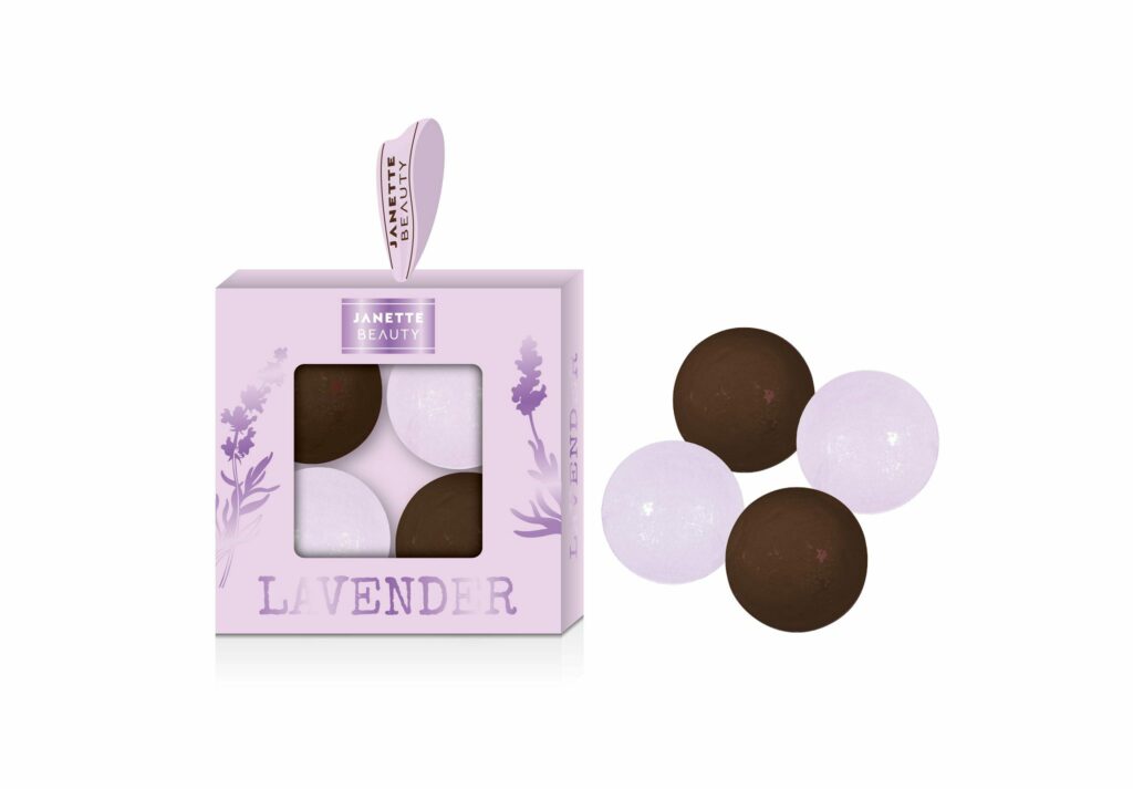 Dárkový set LEVANDULE nabízí čtyři šumivé koule do koupele, které zpříjemní koupel jedinečnou vůní levandule. Koule jemně šumí, hydratují pokožku a navozují relaxační atmosféru. Díky praktickému balení je sada vhodná jako dárek k narozeninám, Vánocům i pro každodenní radost. Levandule dodává pocit harmonie a uvolnění, což ocení každý milovník koupelových rituálů.