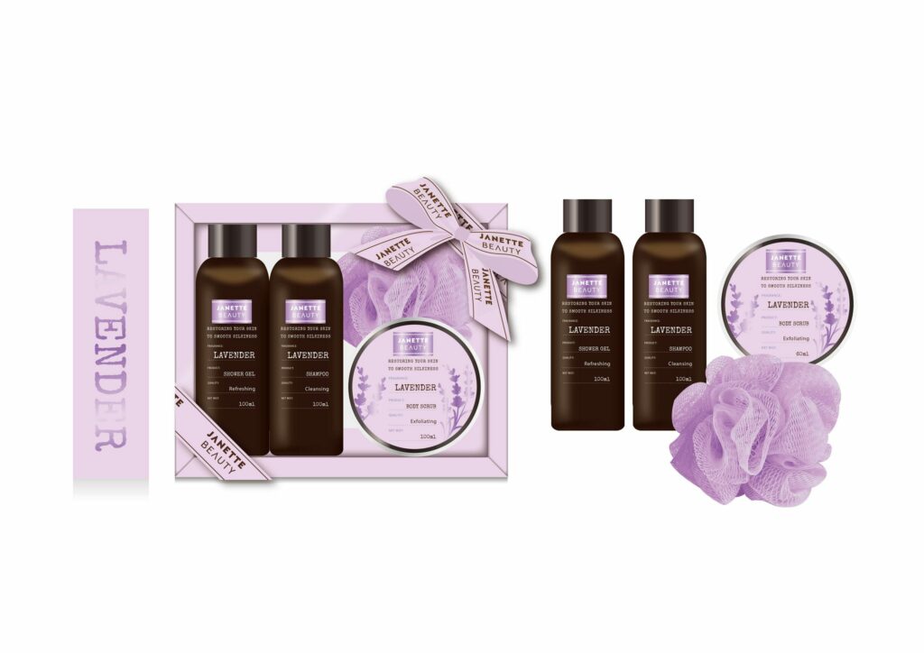 Dárkový set LEVANDULE nabízí kompletní péči pro tělo i vlasy. Sprchový gel a šampon čistí a provoní, peeling vyhlazuje pokožku a houbička zpříjemní koupel. Díky aromaterapeutické vůni levandule působí tato sada relaxačně a je ideálním dárkem pro ženy i muže, kteří si chtějí dopřát chvíle pohody.