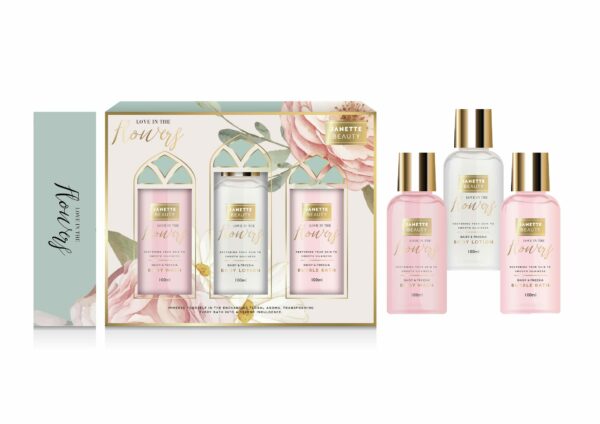 Květinový set FLOWER nabízí tři základní produkty pro péči o tělo i relaxaci. Sprchový gel jemně čistí, tělové mléko hydratuje a pěna do koupele zpříjemní každodenní rituál. Květinová vůně působí elegantně a romanticky, díky čemuž se sada hodí nejen jako dárek, ale i pro osobní potěšení.