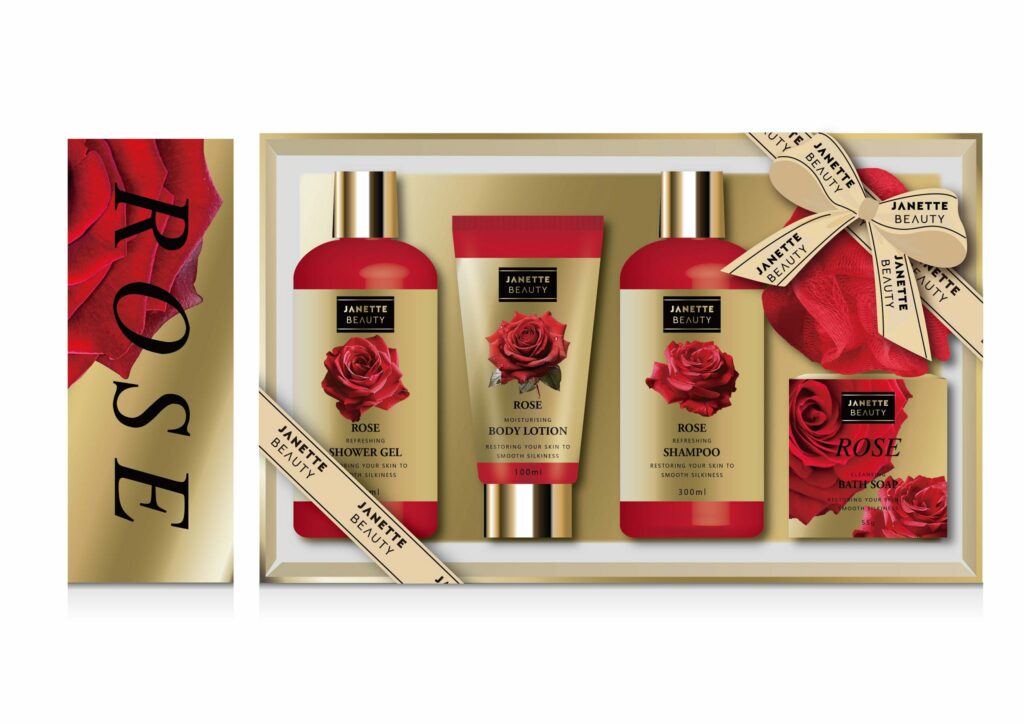 Luxusní dárkový set RŮŽE je pětídílná kolekce určená pro péči o tělo i vlasy. Kombinuje sprchový gel, šampon a tělové mléko s doplňky v podobě mýdla a houbičky. Díky romantické růžové vůni působí celý set elegantně a je skvělým tipem na dárek k narozeninám, Valentýnu nebo Dni matek.