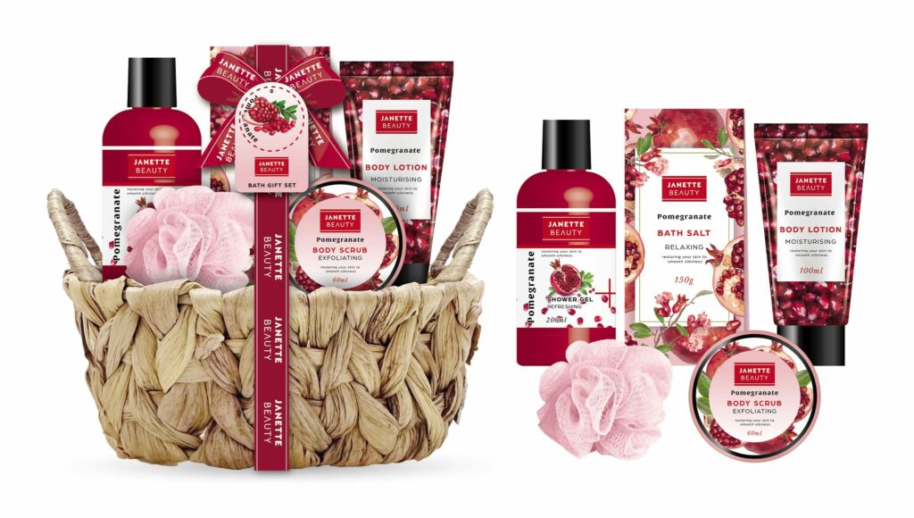 Kosmetická sada s granátovým jablkem v proutěném košíku nabízí kompletní péči pro tělo i relaxaci. Sprchový gel jemně čistí, tělové mléko hydratuje, peeling odstraňuje odumřelé buňky a koupelová sůl navodí pocit uvolnění. Houbička zpříjemní koupel a praktický proutěný košík zůstane využitelný i po spotřebování kosmetiky. Sladká ovocná vůně granátového jablka podtrhuje jedinečnost této dárkové sady, která je vhodná k narozeninám, Vánocům nebo jako luxusní pozornost.