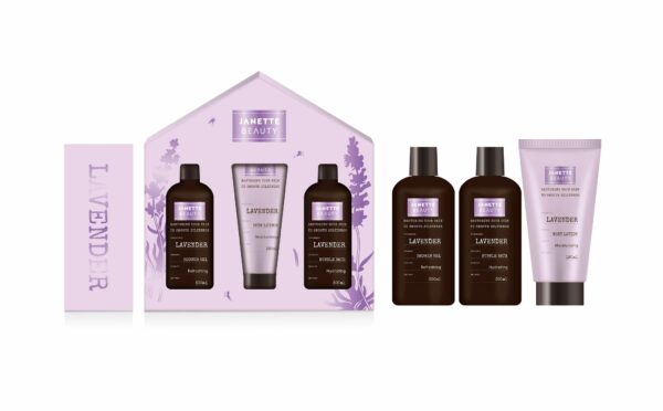 Dárkový set LEVANDULE nabízí tři oblíbené produkty pro kompletní sprchovou a koupelovou péči. Sprchový gel osvěžuje, pěna vytváří relaxační lázeň a tělové mléko hydratuje pokožku. Levandulová vůně podporuje klid a uvolnění, díky čemuž je tato kolekce perfektním dárkem pro ženy i muže, kteří milují aromaterapii.