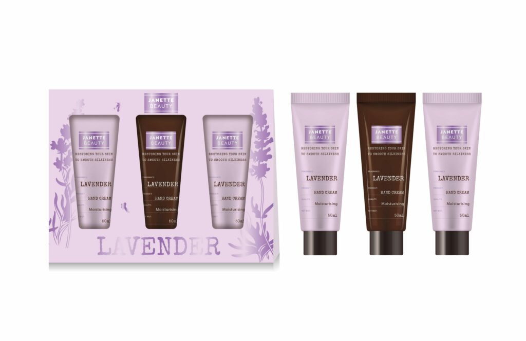 Dárkový set LEVANDULE nabízí tři krémy na ruce v praktickém balení. Každá tuba je lehce přenosná a vhodná do kabelky nebo tašky. Krém na ruce s levandulovou vůní hydratuje pokožku, zanechává ji jemnou a chráněnou a zároveň navozuje pocit klidu. Perfektní volba jako malý dárek nebo pozornost, která potěší každého.