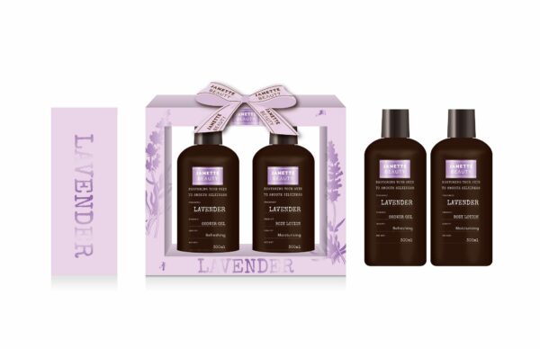 Dárkový set LEVANDULE nabízí základní kosmetickou péči v jemné a relaxační vůni levandule. Sprchový gel osvěžuje pokožku a tělové mléko ji zvláčňuje a provoní. Tato minimalistická sada je ideální pro každodenní použití a skvěle se hodí i jako menší dárek pro ženy i muže.