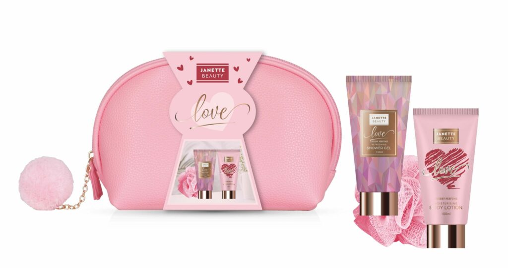 Kosmetická sada LOVE – cherry parfume v kosmetické etui spojuje krásu a praktičnost. Sprchový gel a tělové mléko zanechají pokožku hebkou a provoněnou sladkou třešňovou vůní, houbička zpříjemní koupel a kosmetická etue poslouží jako stylové pouzdro na kosmetiku i po spotřebování produktů. Sada z kolekce LOVE je dokonalým dárkem pro ženy, který potěší svou romantickou atmosférou a praktickým využitím.