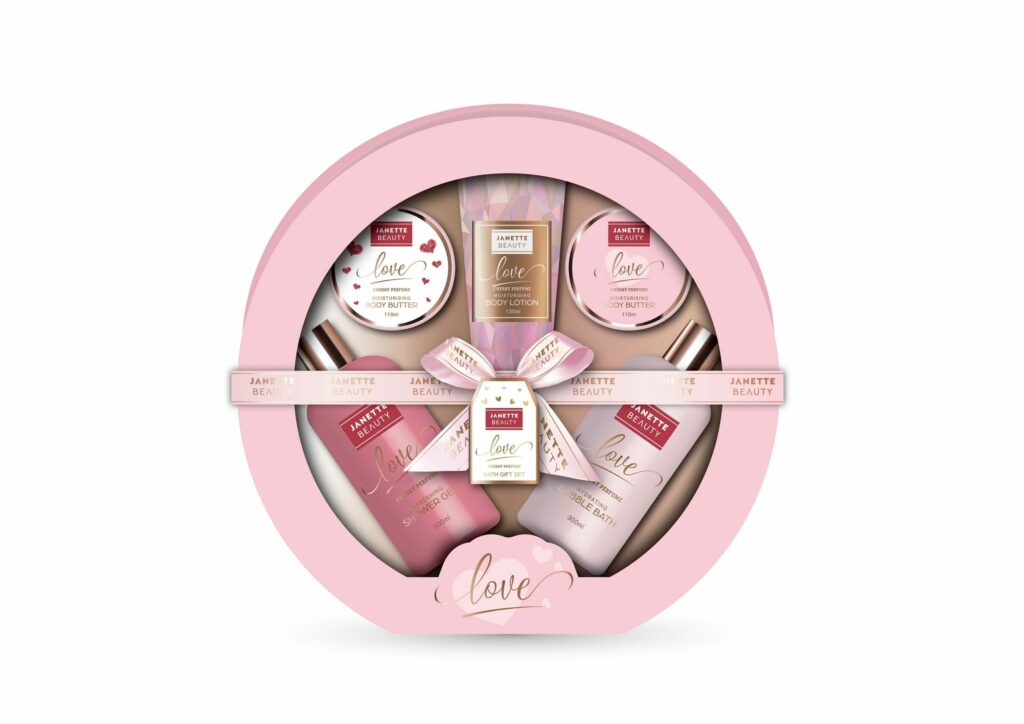 Kosmetická kolekce LOVE – cherry parfume je komplexní sada pro krásnou a hebkou pokožku. Sprchový gel a pěna do koupele zajistí svěžest a relaxaci, tělové mléko hydratuje, peeling čistí do hloubky a tělové máslo dodává intenzivní péči. Díky parfémové třešňové vůni působí sada romanticky a luxusně. Ideální volba jako dárek, který potěší nejen obsahem, ale i elegantním designem.