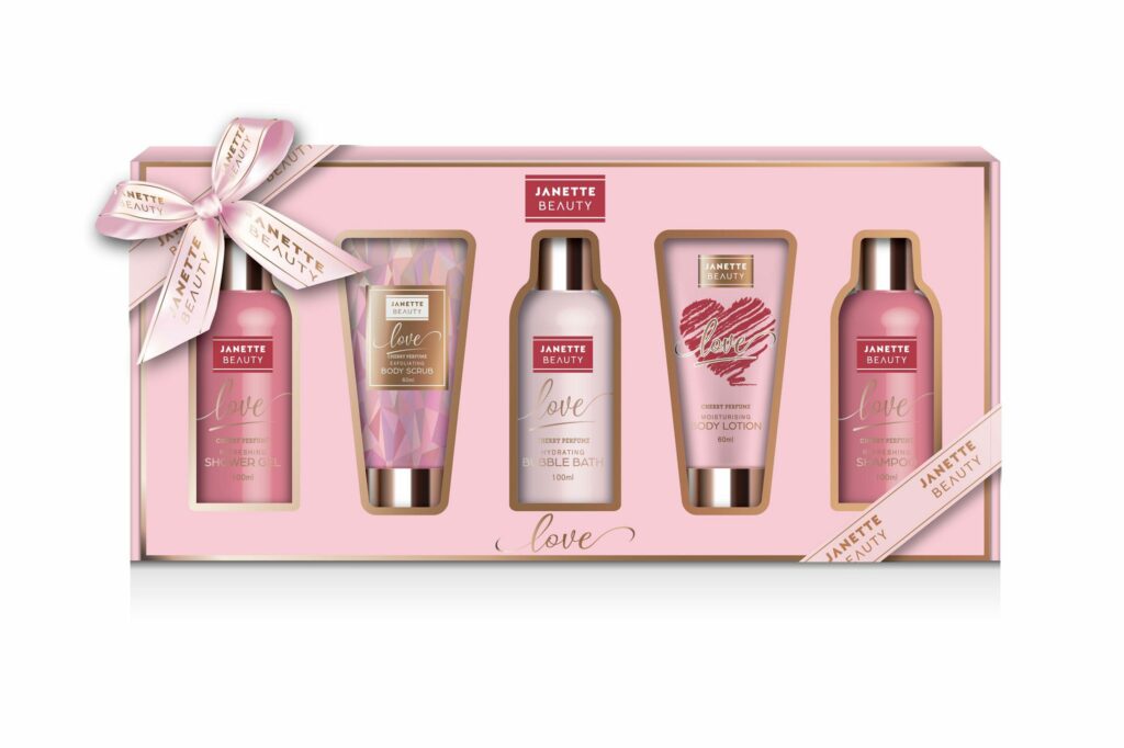 Kosmetická sada LOVE – cherry parfume je elegantní kolekce pro každodenní péči. Sprchový gel a pěna do koupele provoní pokožku třešňovým parfémem, šampon šetrně čistí vlasy, tělové mléko dodá hydrataci a peeling zanechá pokožku jemnou a hebkou. Sada z edice LOVE je skvělým dárkem, který spojuje praktickou kosmetiku s romantickou atmosférou. Hodí se pro Valentýn, Den žen i jako krásná pozornost pro partnerku.