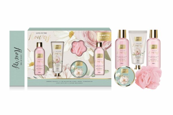 Květinový set FLOWER je pětídílná kolekce, která přináší jemnou péči o pokožku i příjemnou relaxaci. Sprchový gel a pěna osvěží tělo, tělové mléko dodá hydrataci, peeling vyhladí pokožku a houbička zpříjemní koupelový zážitek. Květinová vůně celé sady působí romanticky a elegantně, takže se hodí jako dárkový set k narozeninám, Vánocům i pro každodenní radost.