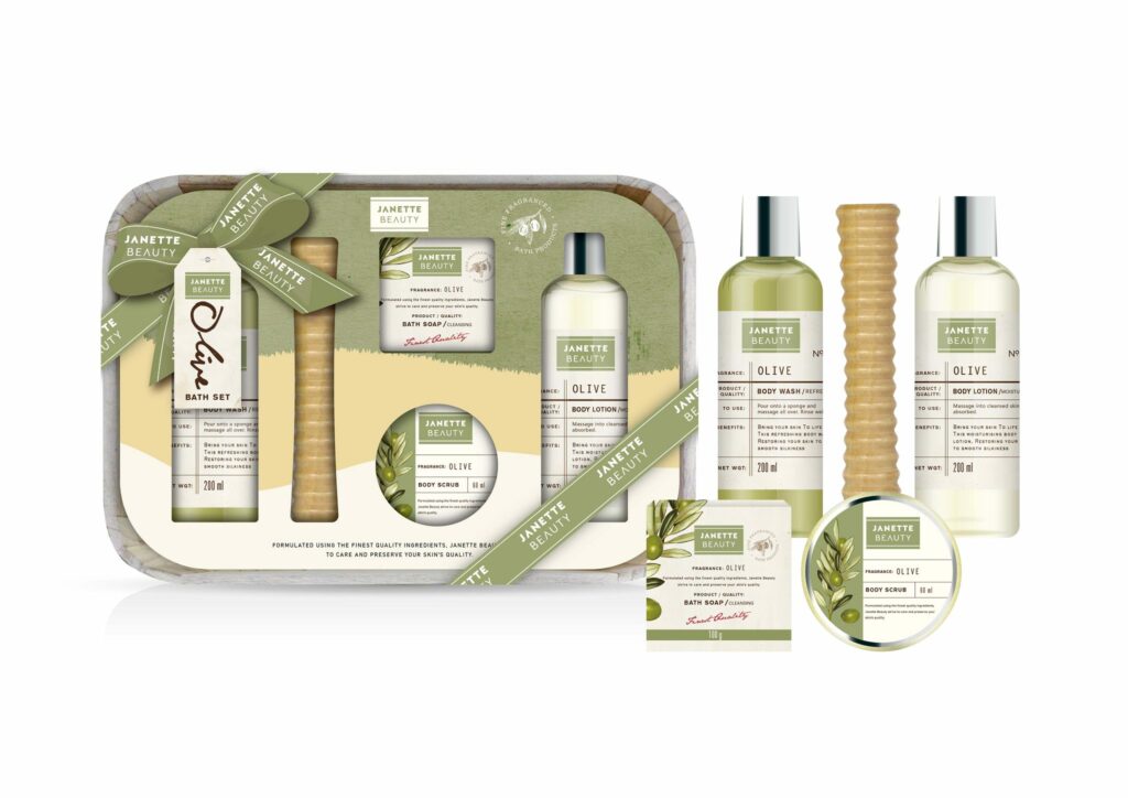 Dárkový balíček OLIVA je šesti dílná sada, která spojuje každodenní kosmetickou péči s luxusním balením. Sprchový gel a mýdlo čistí pokožku, tělové mléko a peeling ji vyživují a zvláčňují, masážní tyčinka zlepšuje péči o tělo a dřevěný box dodává celé sadě prémiový vzhled. Díky olivovému oleji mají produkty hydratační a regenerační účinky, což dělá z tohoto balíčku skvělý dárek pro ženy i muže.