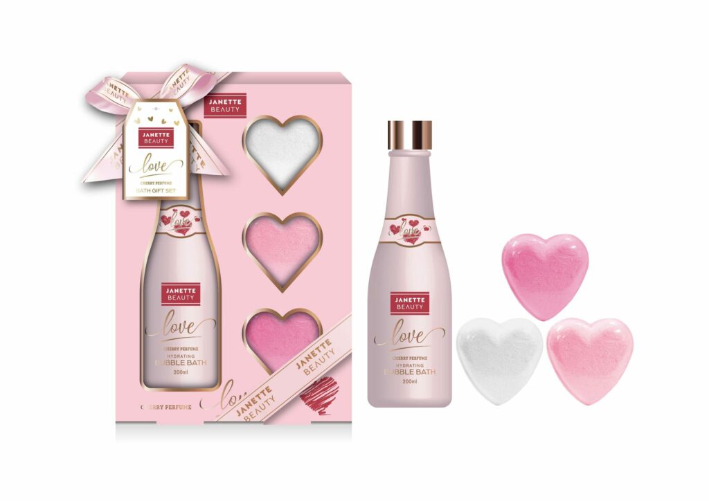 Kosmetická sada LOVE – cherry parfume spojuje péči o tělo s romantickou vůní třešní. Bohatá pěna do koupele uvolní tělo i mysl, zatímco šumivé koule dodají koupeli hravost a provoní ji sladkou třešňovou vůní. Stylové balení z kolekce LOVE z této sady dělá skvělý dárek pro ženy, které ocení originální kosmetiku s parfémovou vůní. Ideální pro Valentýn, Den žen či jako drobná romantická pozornost.